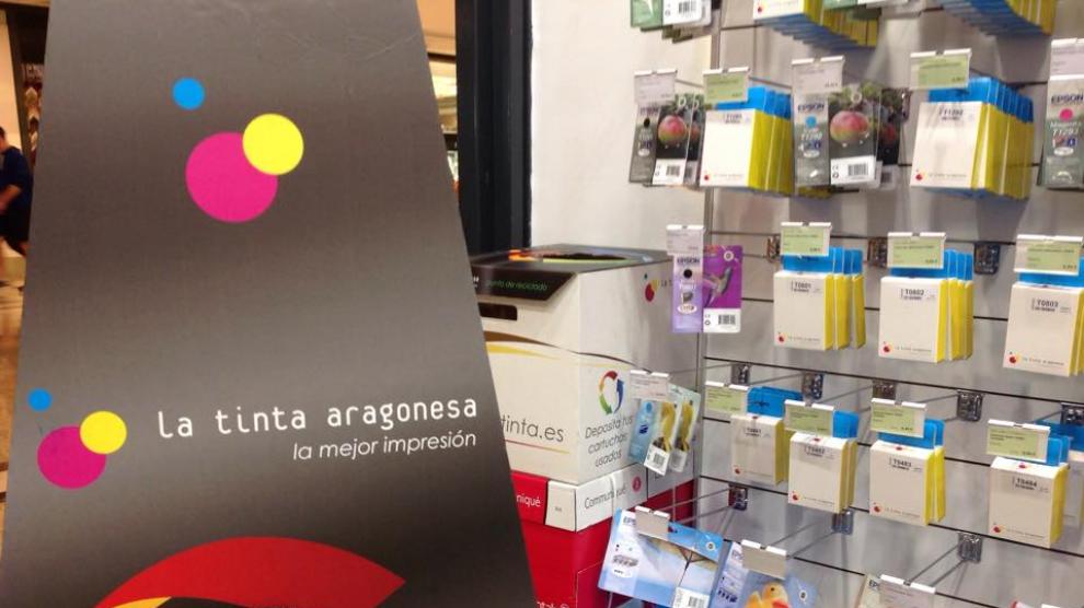 Un punto limpio de una de las tiendas de La Tinta Aragonesa, junto a diferentes productos.