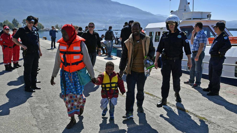 Imágenes de la llegada de los supervivientes del naufragio a Kalamata, Grecia.