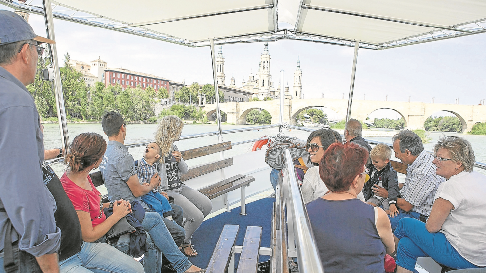 Un grupo de usuarios disfruta del Félix de Azara II durante la última temporada de navegación fluvial, el año pasado.
