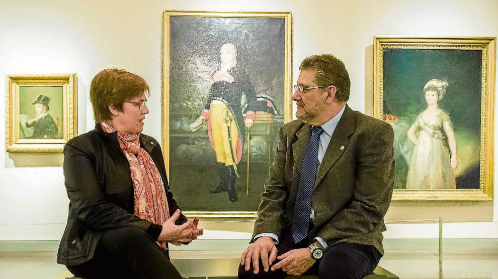 Charo Añaños y José Antonio Mayoral conversan en la sala Goya del Museo Goya-Colección Ibercaja.