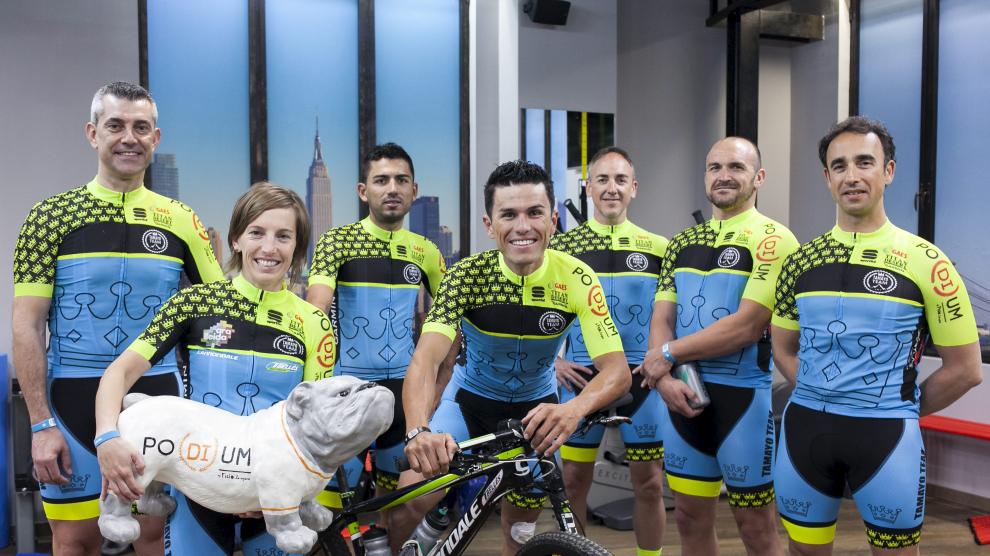 Tamayo, en el centro de la fotografía con la bicicleta, posa junto al equipo Tamayo Team.