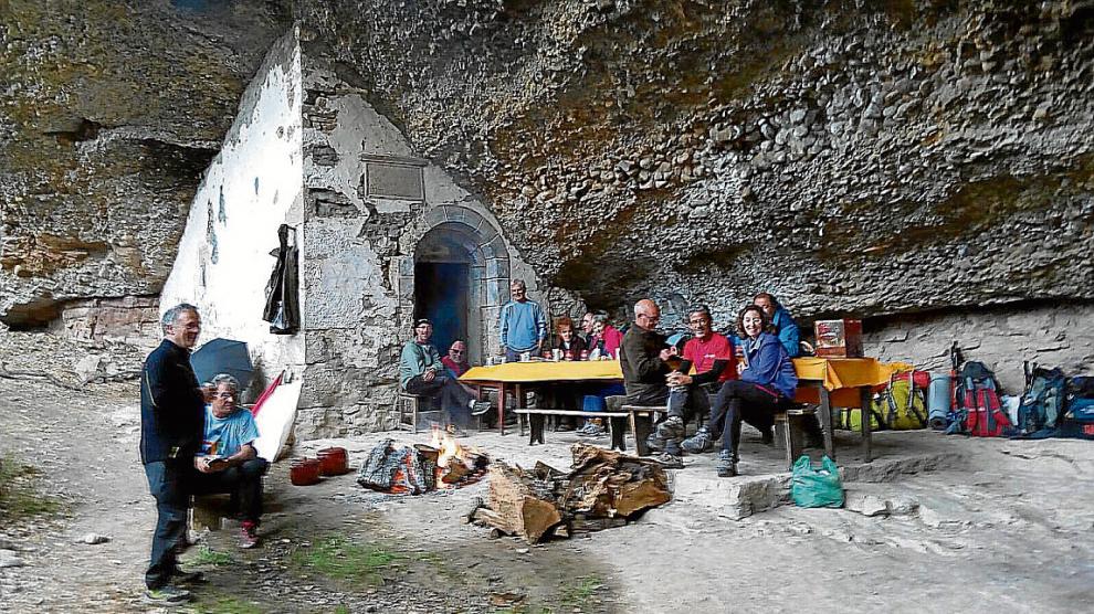 Los romeros en la ermita de Cerésola que, como la del cañón de Añisclo, se ubica bajo una roca.