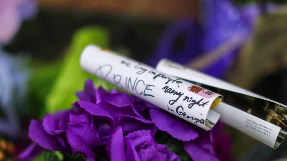 Un pequeño altar en recuerdo a Prince, en Atlanta.