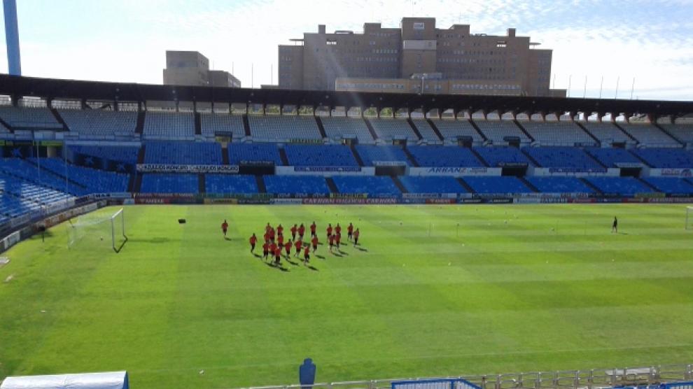 La plantilla del Real Zaragoza, al inicio del entrenamiento de este sábado en La Romareda.