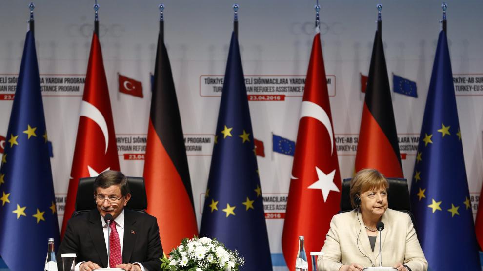 Angela Merkel y Ahmet Davutoglu