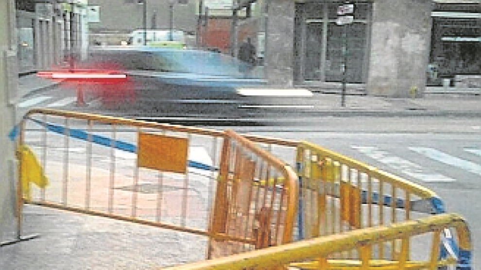 Un agujero de metro y medio en la calle de Santo Dominguito de Val.
