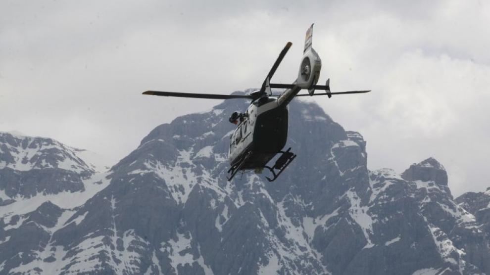Un helicóptero de la Guardia Civil de montaña cerca de Panticosa, en una imagen de archivo