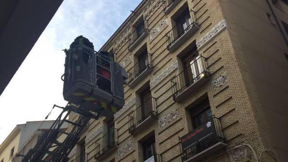 Los bomberos intervienen en un edificio de la calle Cádiz de Zaragoza por desprendimiento de cascotes