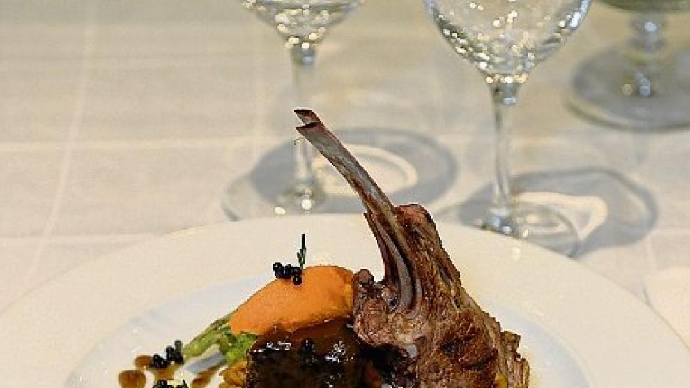 Rancho de ternasco, verduras y ciruelas con un emplatado especial.