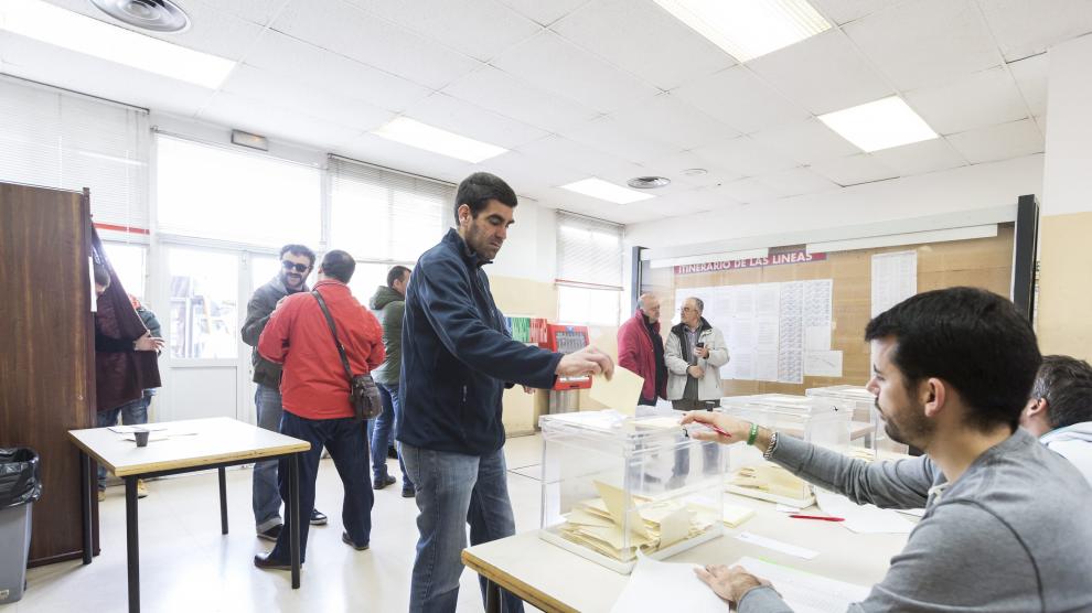 Trabajadores de Auzsa votan en el referéndum para decidir sobre el preacuerdo con la empresa.