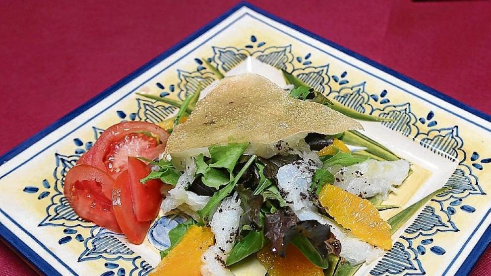 Ensalada de bacalao con naranja y paté de aceituna negra.