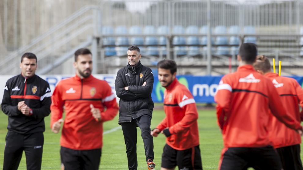 Lluís Carreras, al fondo, y su ayudante, Sergio Dorado, observan el entrenamiento del equipo en la Ciudad Deportiva.