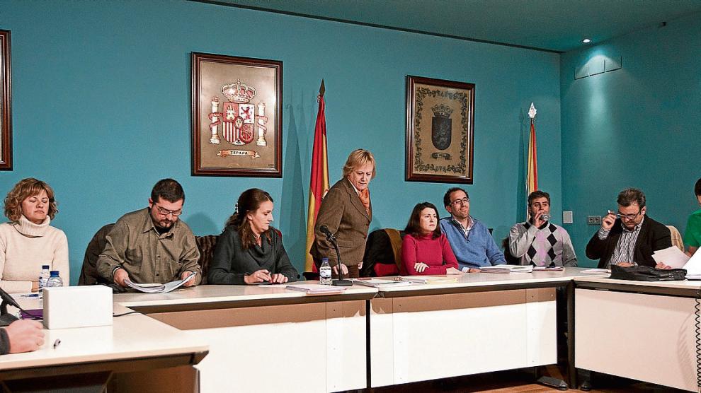 Pleno del Ayuntamiento de La Muela en 2013, con Marisol Aured -de pie- como alcaldesa.