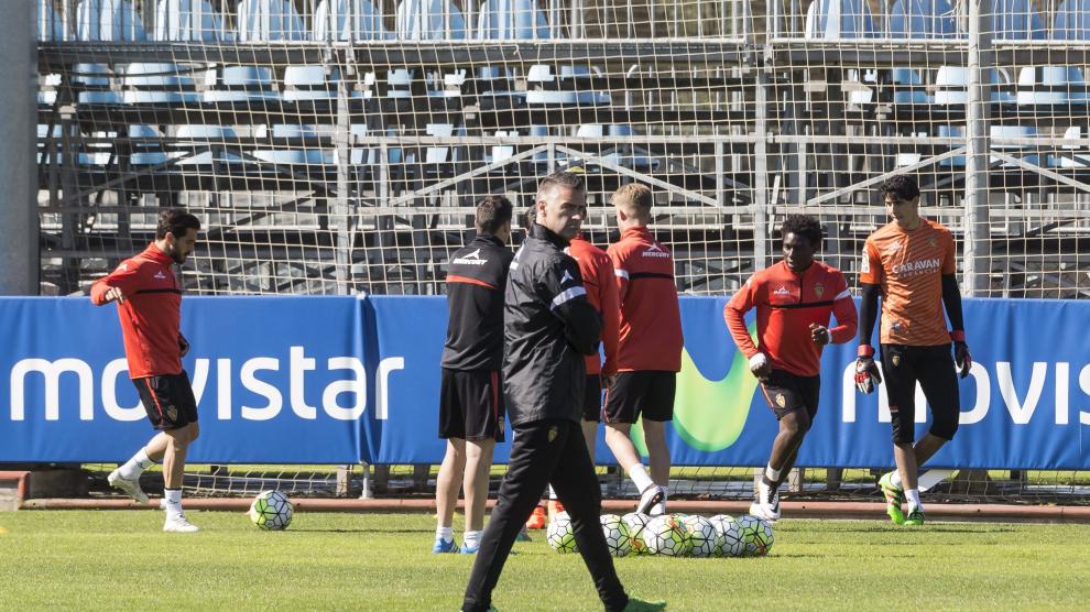 Lluís Carreras y los jugadores, en un momento del entrenamiento.