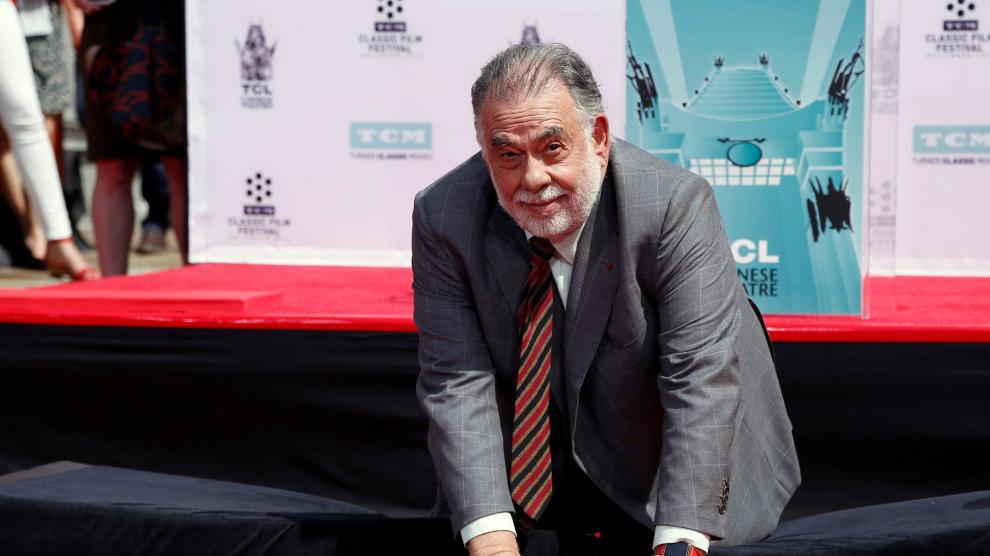 Francis Ford Coppola imprime sus huellas en el Teatro Chino de Hollywood.