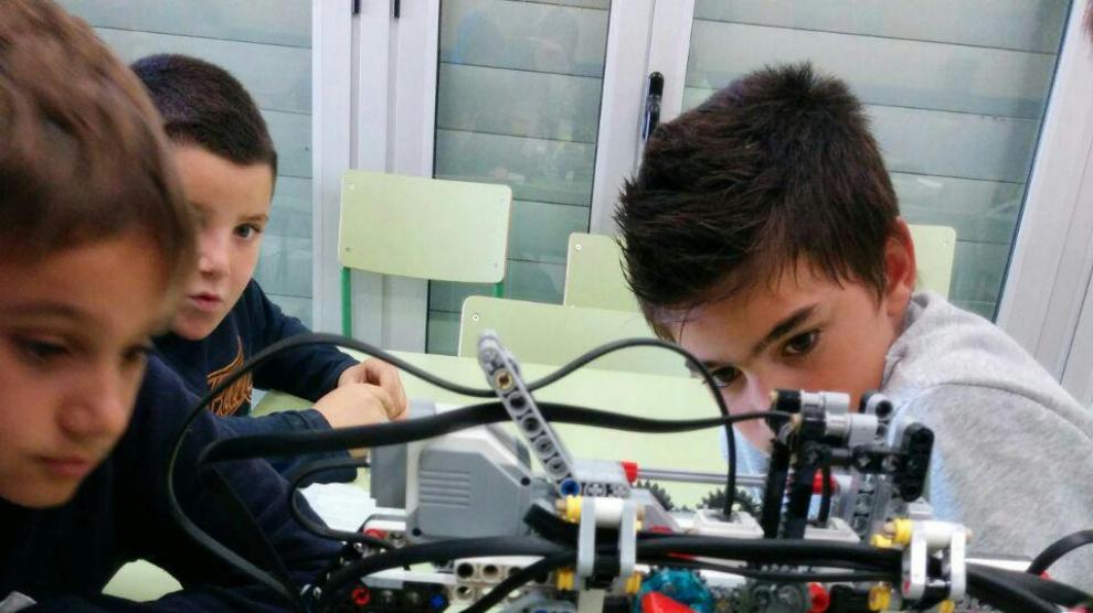 Unos niños disfrutan del taller de robótica en Huesca.