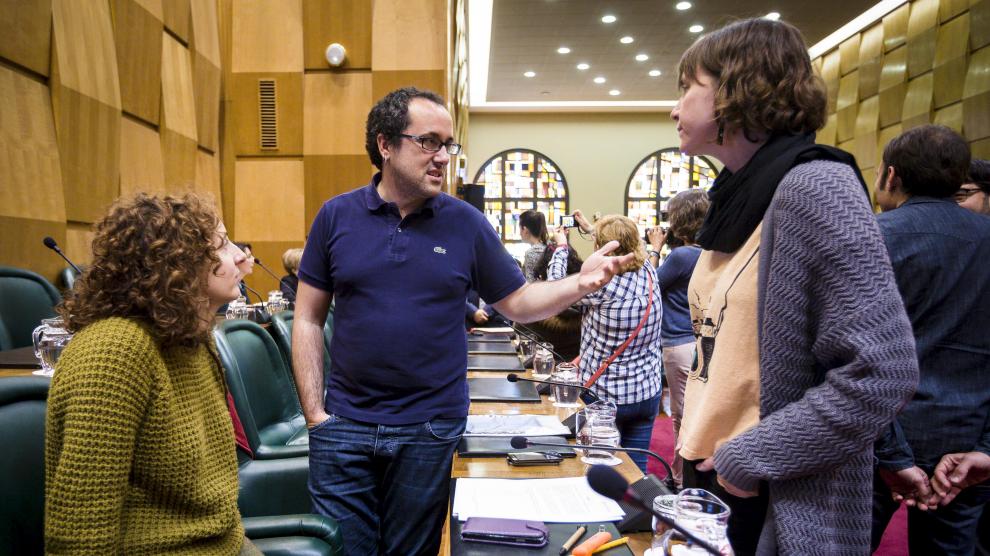 Cubero, en presencia de sus compañeras Arantza Gracia y Teresa Artigas, ayer.