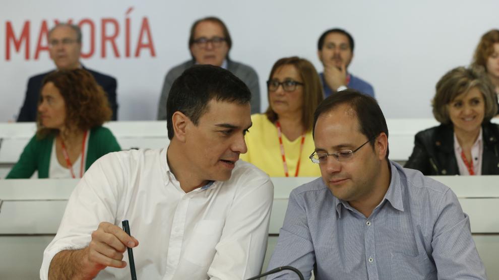 Pedro Sánchez y César Luena en el Comité Federal del PSOE.
