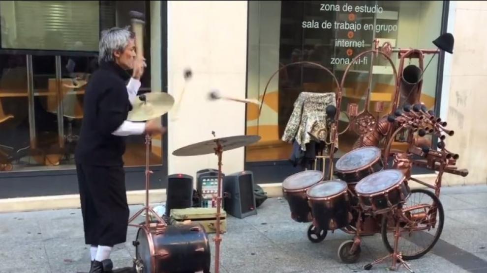 Una captura del vídeo del músico malabarista grabado en Zaragoza que han visto millones de personas