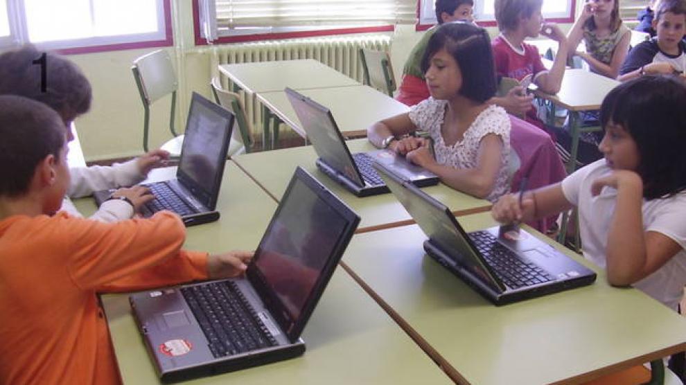 Imagen de archivo de alumnos con portátiles en un colegio de Jaca.