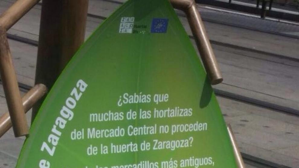 Texto instalado junto al Mercado Central que ha indignado a los detallistas.