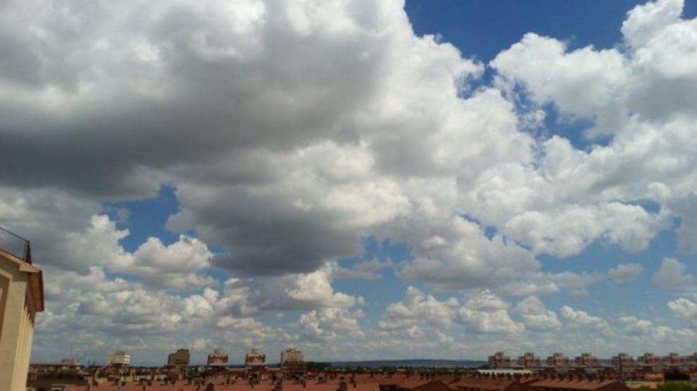 Cielo nuboso en Zaragoza.