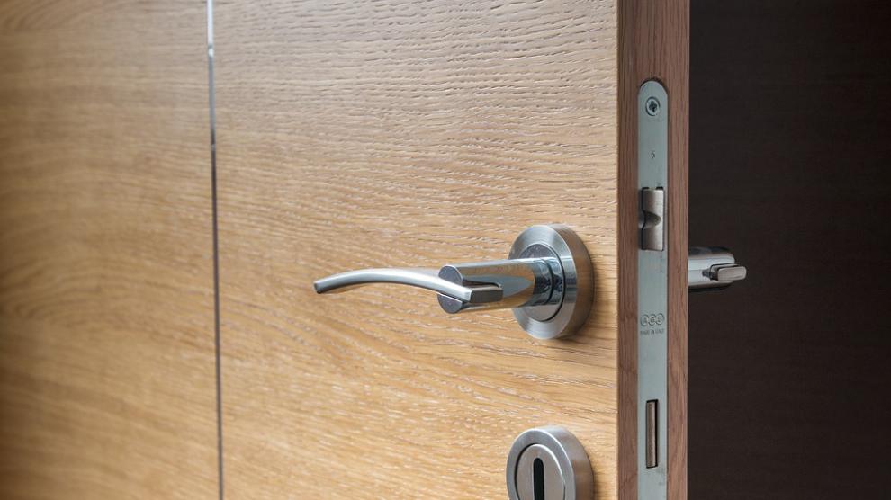 Cerrar siempre la puerta con llave, una de las acciones más importantes para evitar robos.