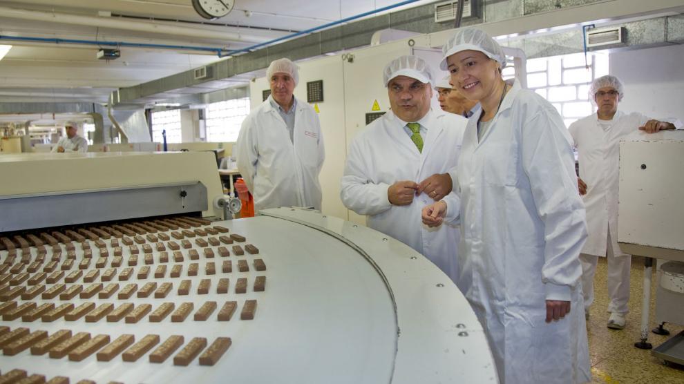 La consejera de Economía y el consejero delegado de Chocolates Valor, ayer en la planta de Ateca.