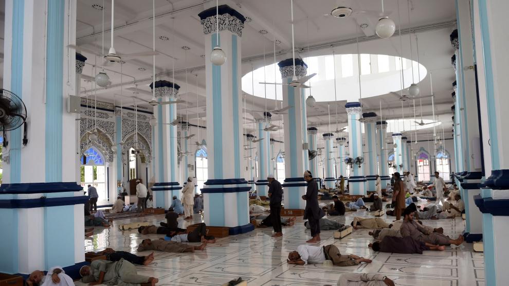 Musulmanes pakistanís descansan en una mezquita durante el Ramadán