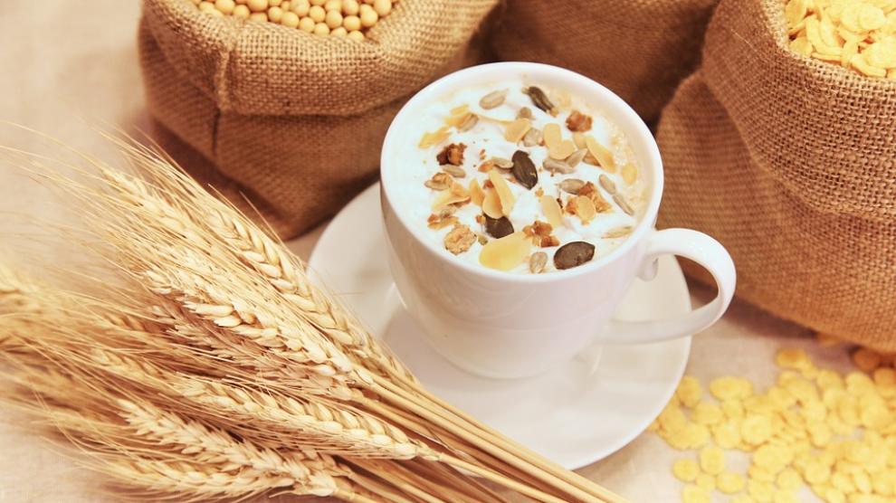 Desayunar cereales integrales aporta hidratos de carbono y fibra.