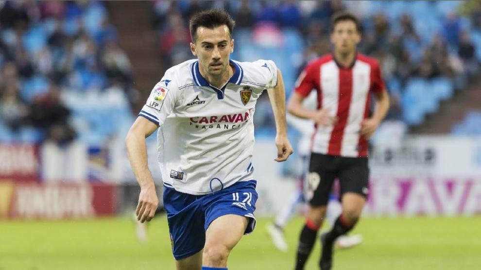 Manu Lanzarote conduce la pelota en el partido que el Real Zaragoza jugó ante el Bilbao Athletic en La Romareda hace un mes.