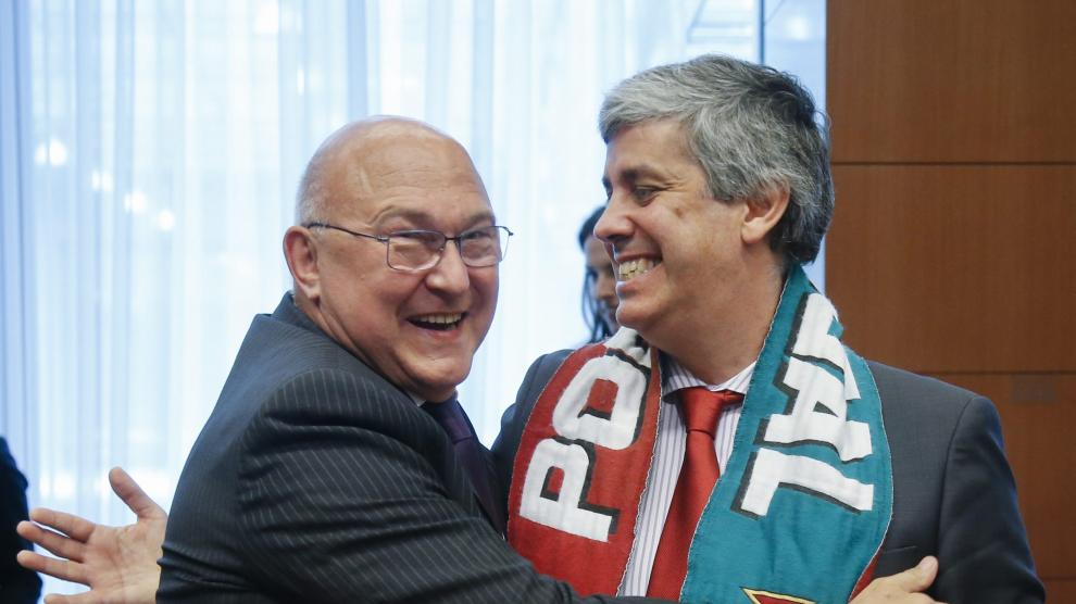 El ministro portugués de Finanzas, Mário Centeno (dcha.), abraza a su homólogo francés, Michel Sapin.