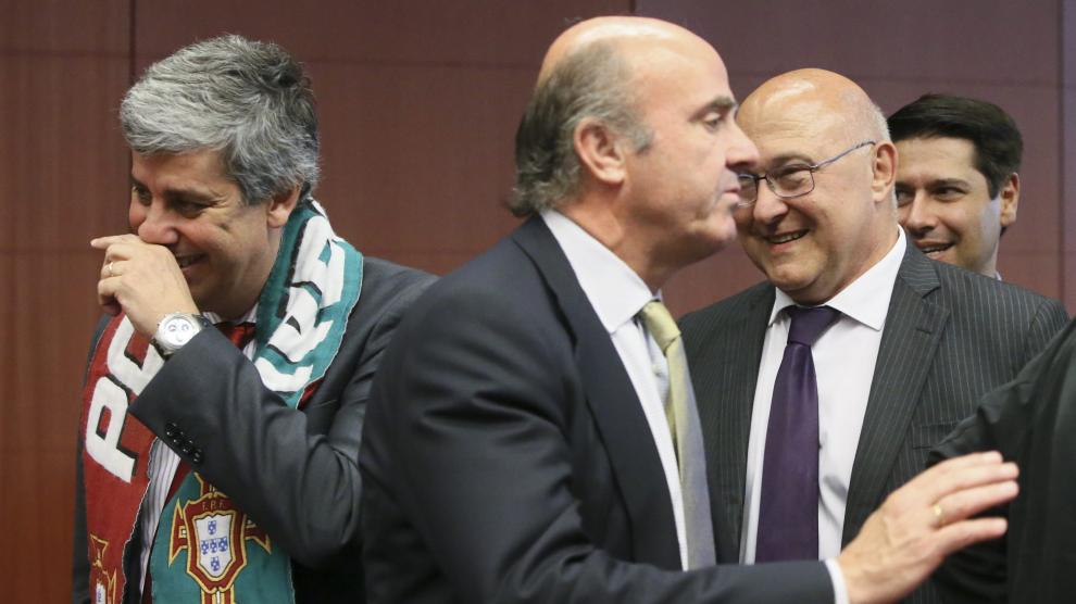 De guindos delante de ministro portugués de finanza en la reunión del eurogrupo
