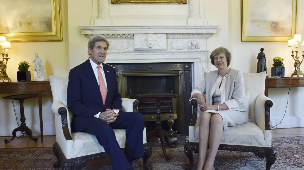 John Kerry junto a la primera ministra británica, Theresa May.