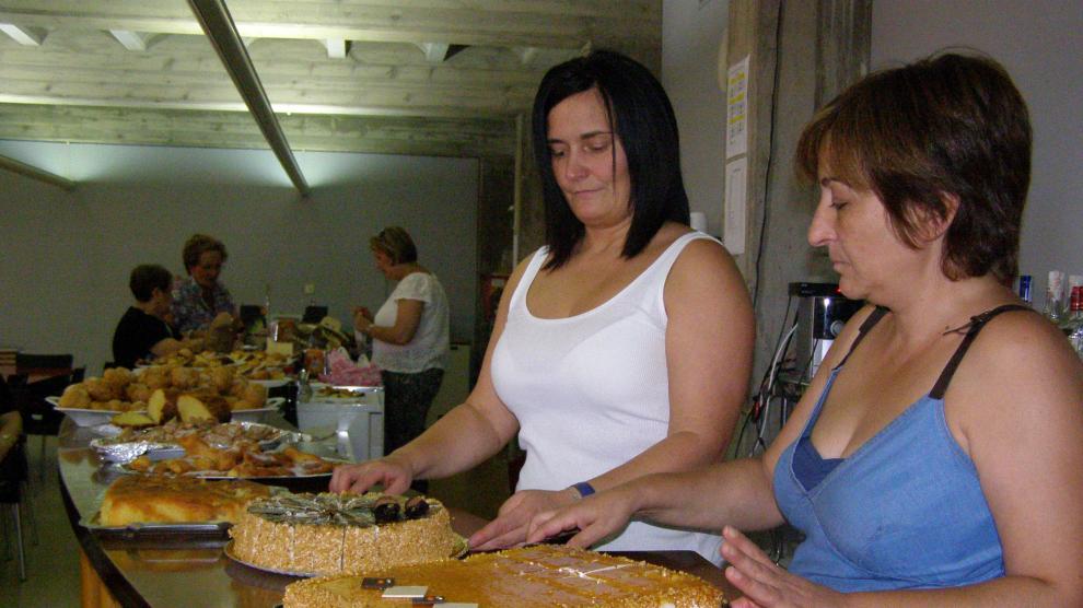 Todos los postres se repartieron entre los participantes, que probaron así diferentes tartas y dulces.
