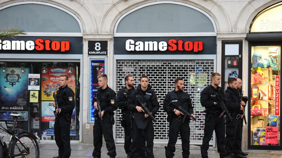 Agentes de Policía, en el lugar del tiroteo en un centro comercial de Múnich