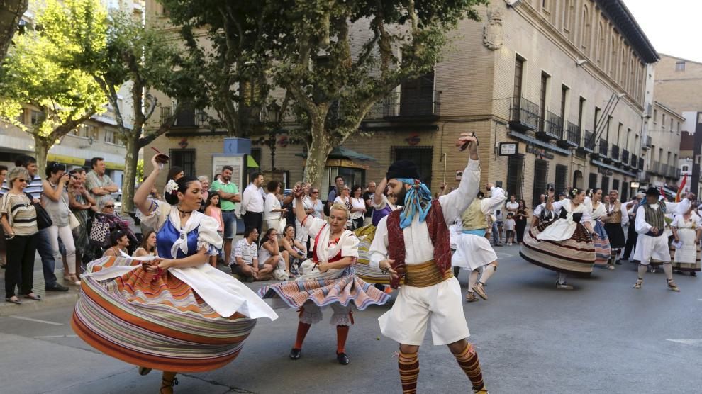 Las calles de Huesca se llenan de folclore