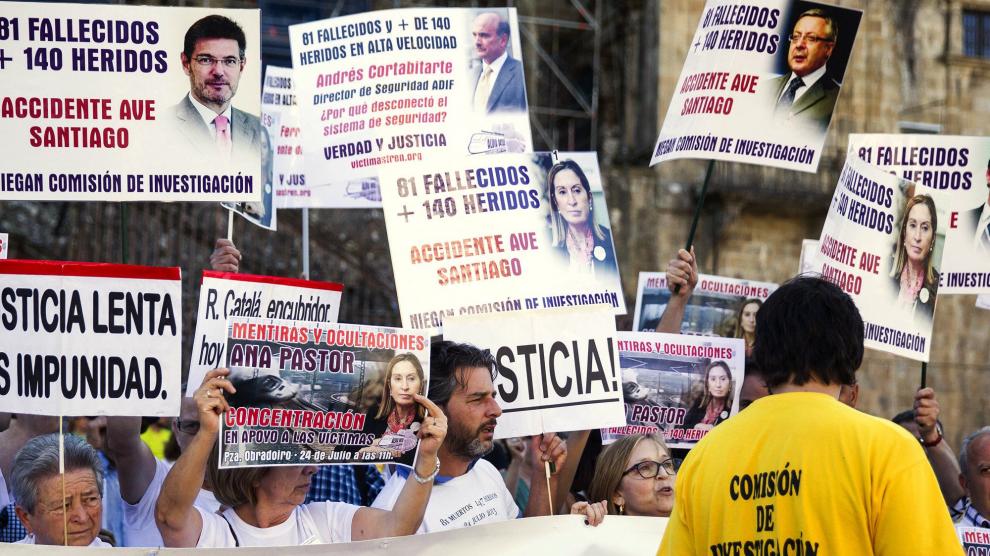 Las víctimas del accidente del Alvia, del que hoy se cumplen tres años, se concentran en la Plaza del Obradoiro para pedir justicia y exigir responsabilidades.