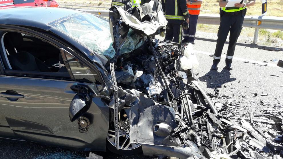 Dos heridos graves en una colisión frontal en Fuentes de Ebro