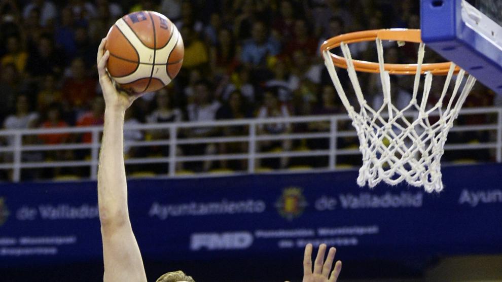 Pau Gasol realiza un mate durante el partido de España contra Venezuela.