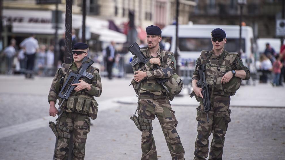 Soldados franceses montan guardia antes de una misa en homenaje al sacerdote asesinado Jacques Hamel, en la Catedral de Notre Dame