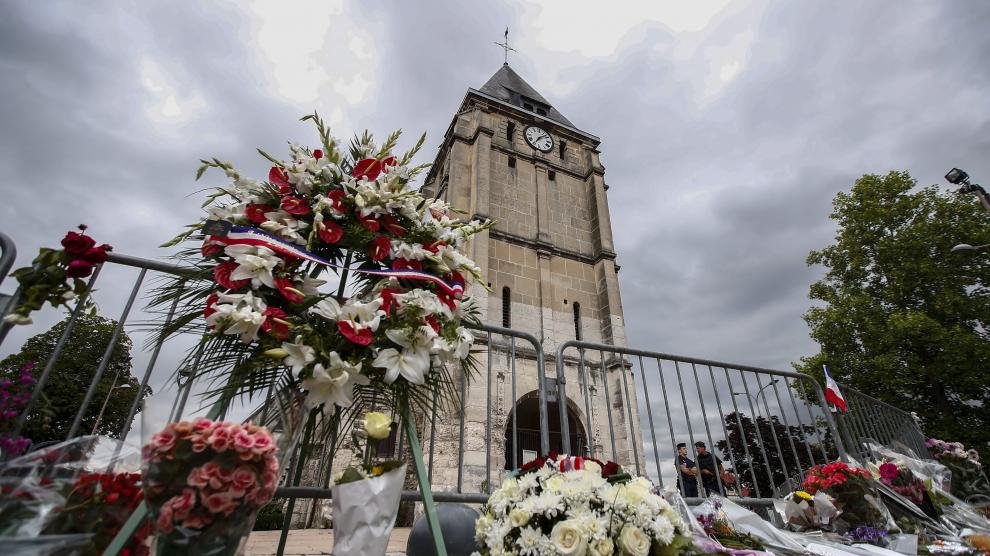 Tributo póstumo al sacerdote asesinado en Normandía