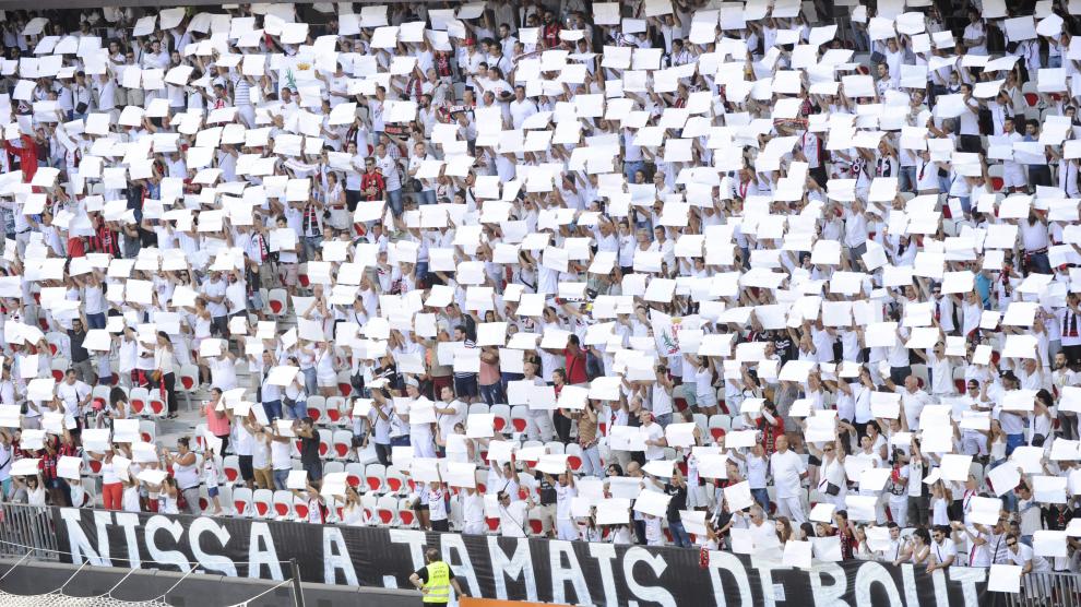 El estadio del Niza, teñido de blanco