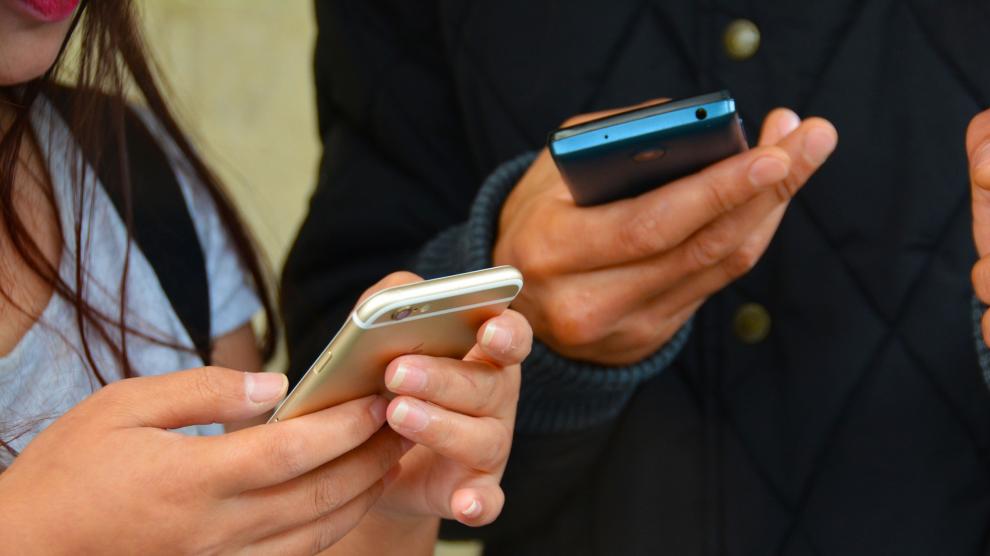 Los aragoneses hablan por el móvil una media de 75 minutos al mes