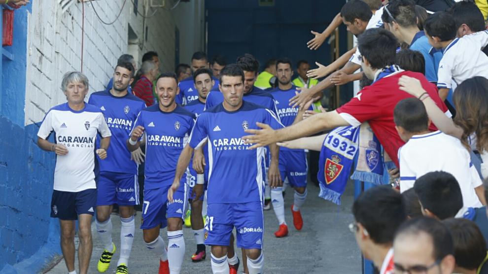 Los jugadores del Real Zaragoza salen a calentar