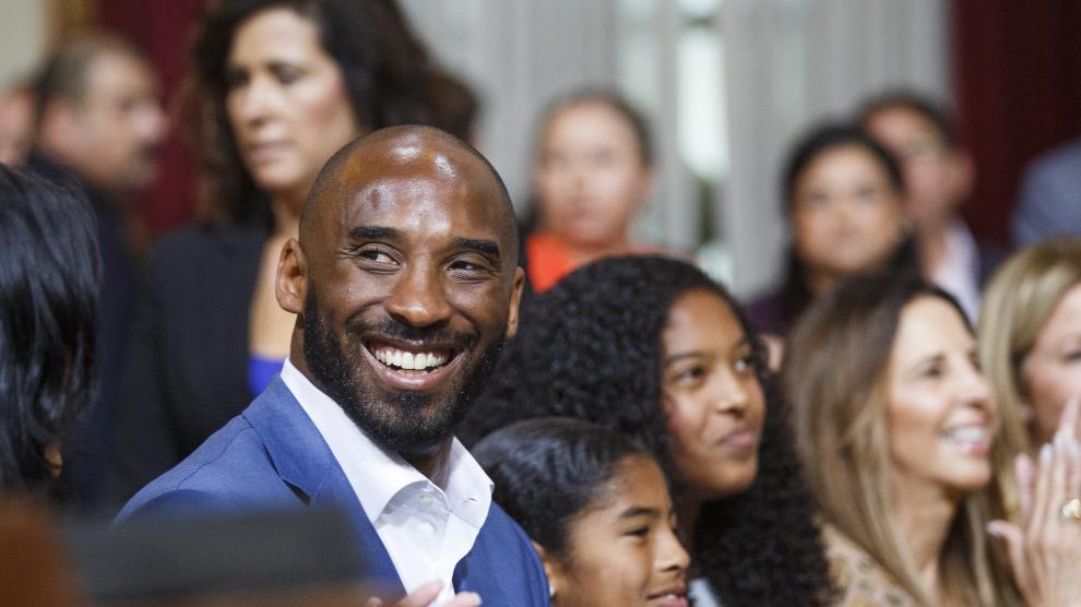 Kobe Bryant durante la ceremonia en su honor junto a sus hijas.