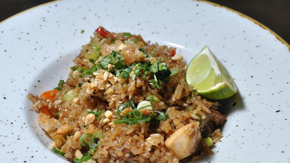 Arroz salteado al wok con pollo y verduras, en el restaurante Windsor de Zaragoza.