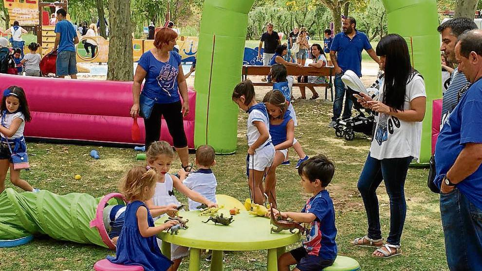 Varios niños juegan bajo la atenta mirada de sus padres en el 'parque de la Alegría', ayer, en Ejea de los Caballeros.