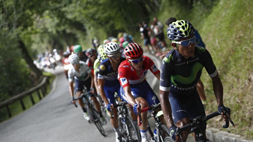 El ciclista colombiano, Nairo Quintana, en cabeza al comienzo de la subida de los Lagos de Covadonga.