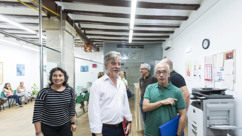 El alcalde de Zaragoza, Pedro Santisteve, visitó el centro de servicios sociales del barrio de San Pablo, donde restó relevancia a la sentencia que anula parcialmente los pliegos del concurso del bus.